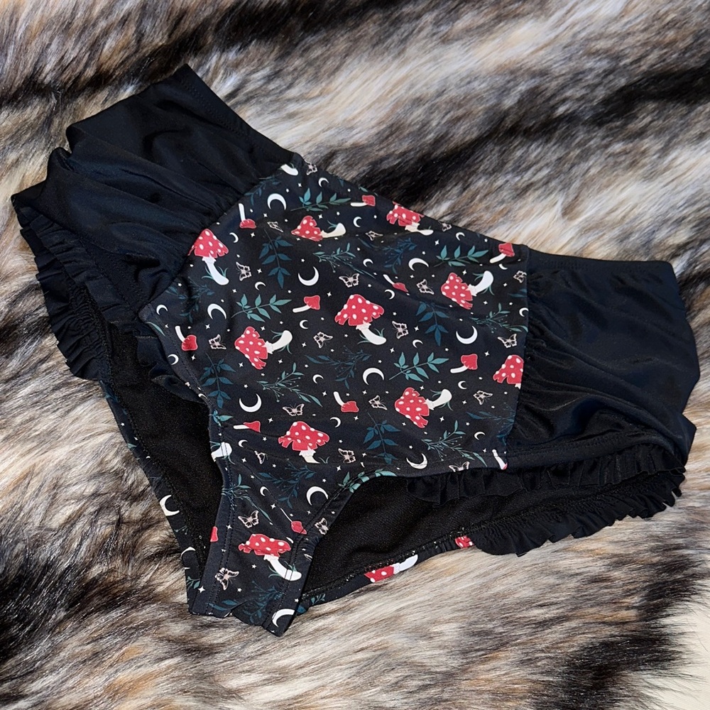 🍄 Hot Topic 🍄 *NWOT* Women's Mushroom Print Cottage Core Scrunch Bikini Bottom